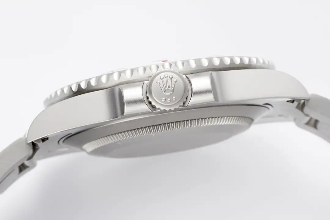 Rolex Submariner 116610LN miyota replica 40mm — crown and case detail