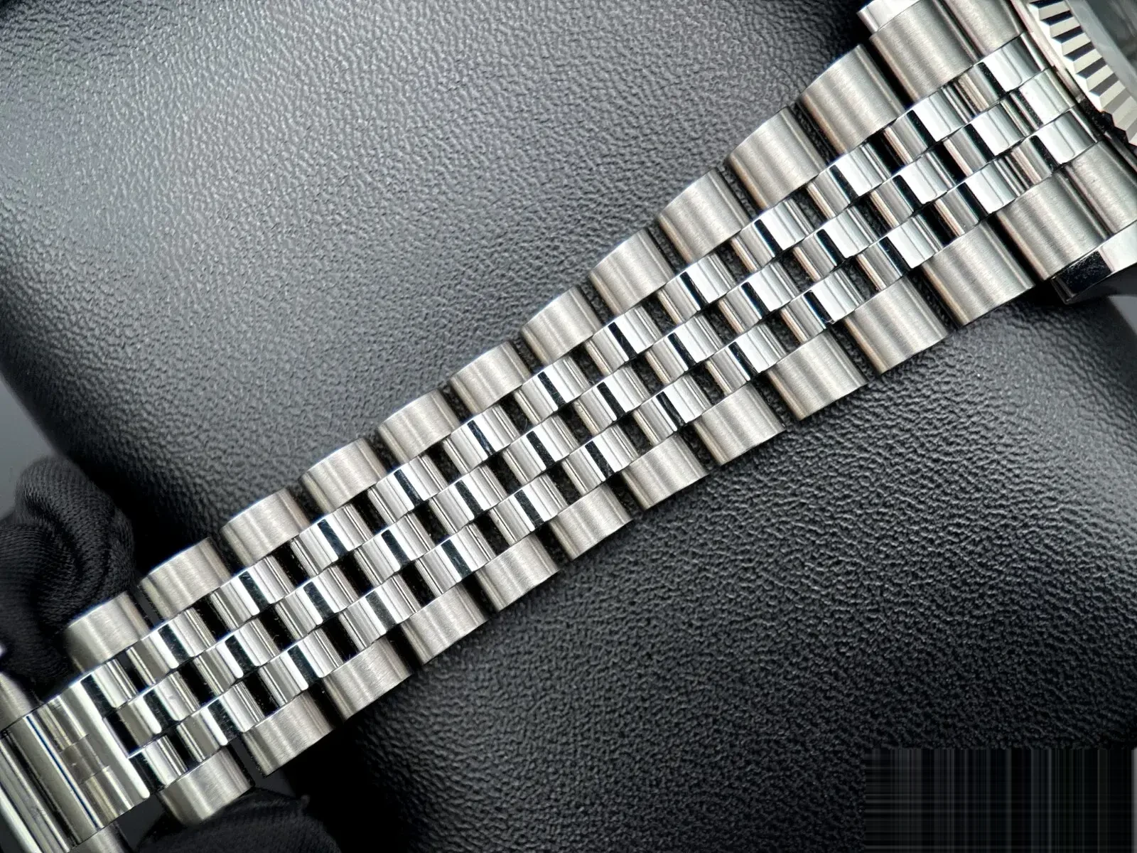 Datejust 278240 rolex replica silver dial — bezel macro