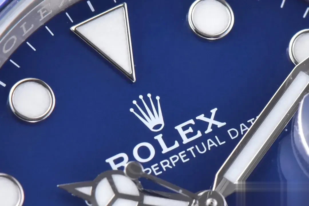 Submariner 116619LB rolex copy 40mm — crown and case detail