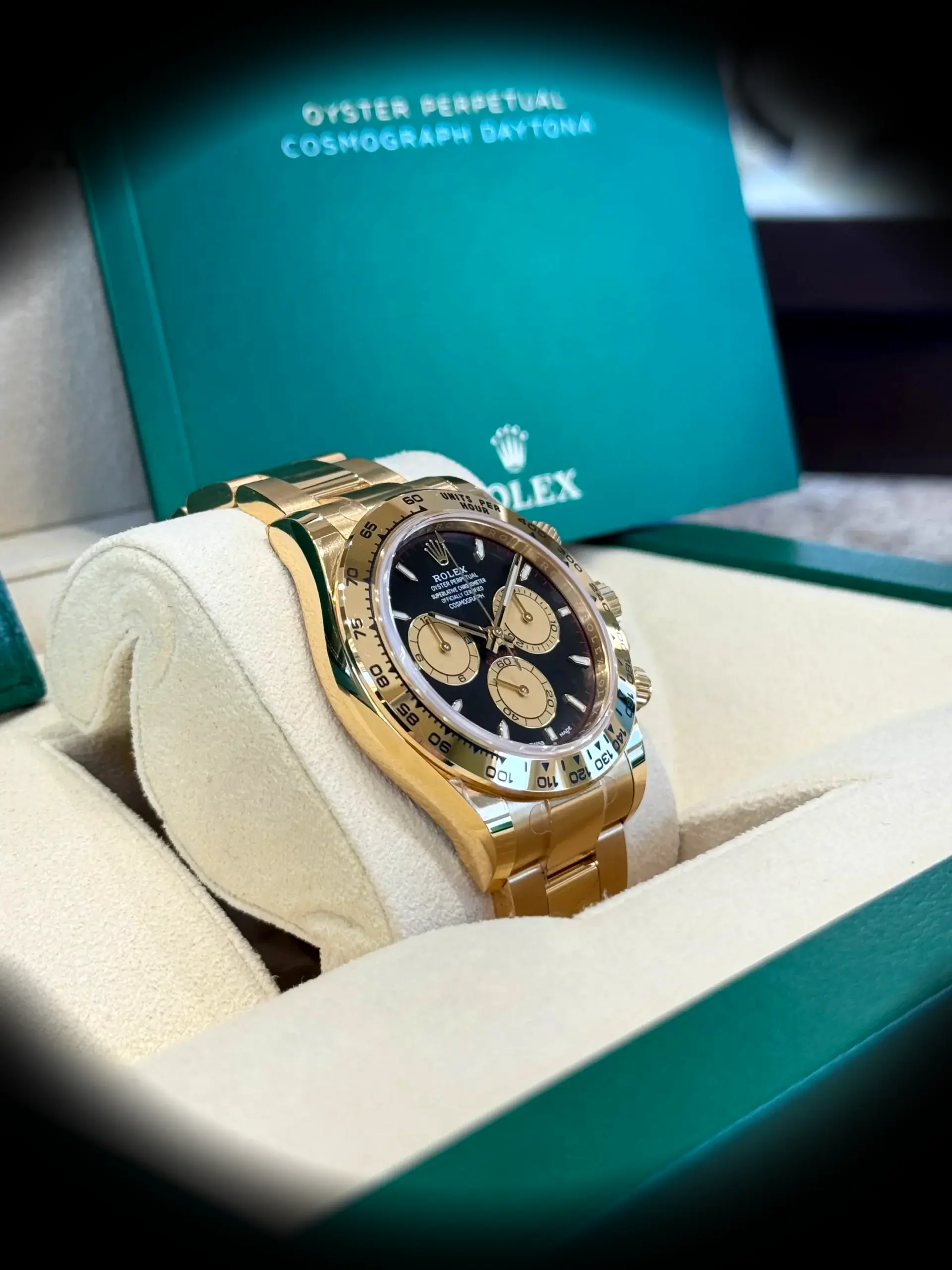 Daytona 126508 eta clone black dial — caseback detail