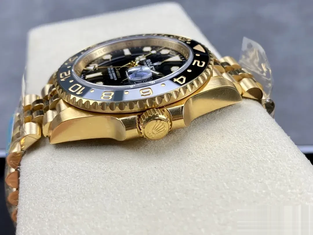GMT-Master 126718GRNR swiss super clone green dial — angled view