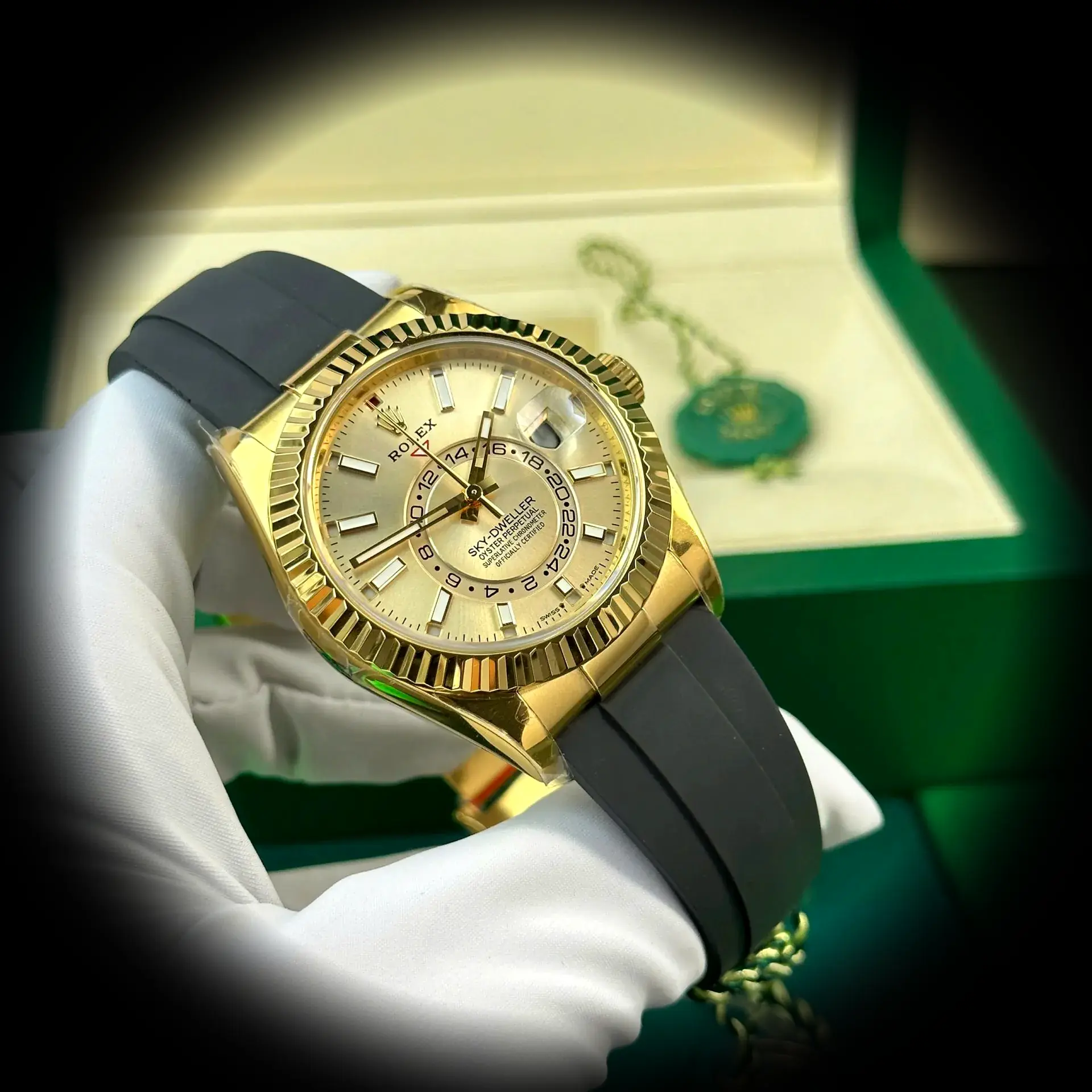 Sky-Dweller 336238 eta clone champagne dial — caseback detail