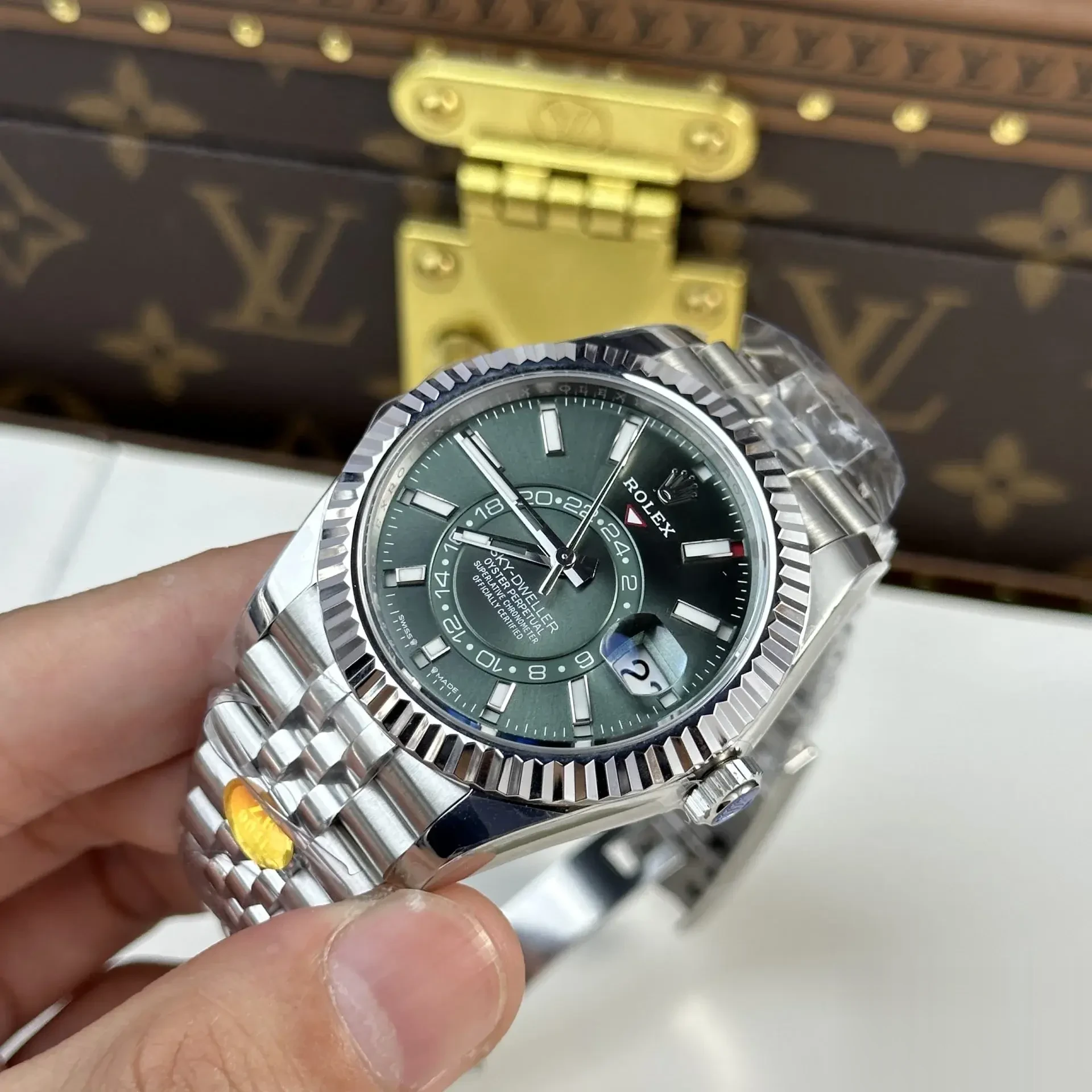 Sky-Dweller 336934 eta clone green dial — caseback detail